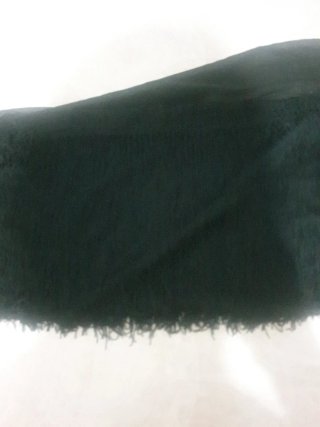 Chal seda negro con flor morada y flecos