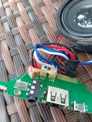 Scheda audio con batteria e altoparlanti