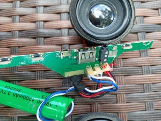 Scheda audio con batteria e altoparlanti