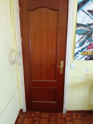 Puerta de madera con cristales