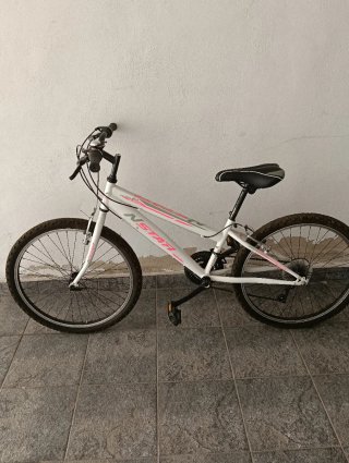 Bicicleta infantil blanca y rosa