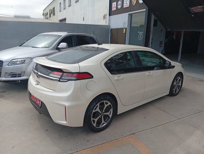Opel Ampera 2011, foto 2