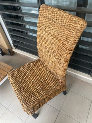 Silla de mimbre y madera