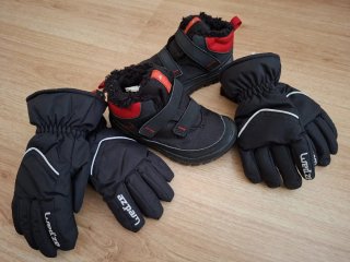 Botas de nieve t 26 y guantes negros y rojos t 4