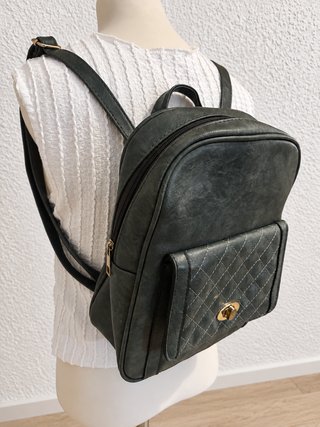 Mochila efecto piel verde con bolsillo