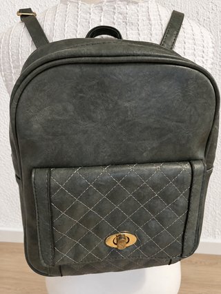 Mochila efecto piel verde con bolsillo