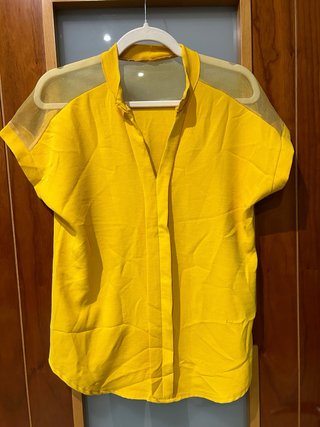 Camisa amarilla con mangas de organza