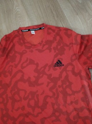 Camiseta Adidas naranja con estampado