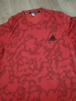 Camiseta Adidas naranja con estampado