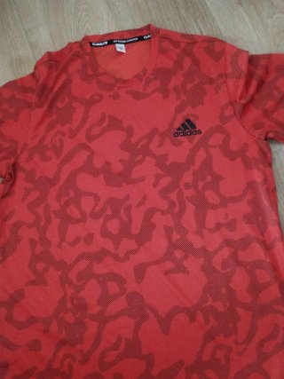 Camiseta Adidas naranja con estampado