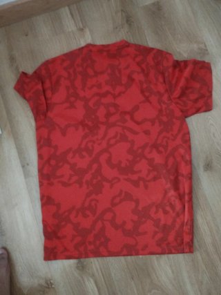 Camiseta Adidas naranja con estampado