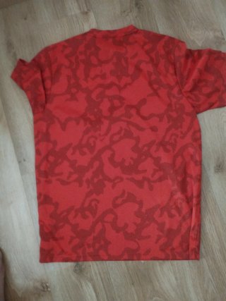 Camiseta Adidas naranja con estampado