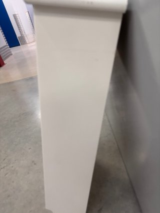Armario de baño blanco con puerta de cristal