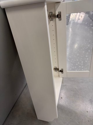 Armario de baño blanco con puerta de cristal