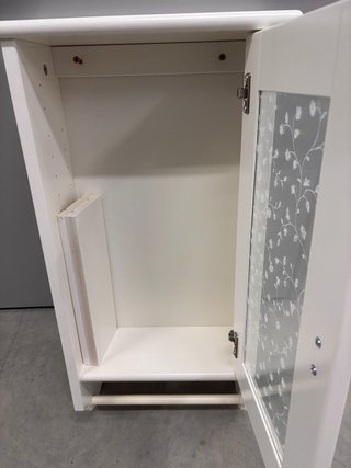 Armario de baño blanco con puerta de cristal