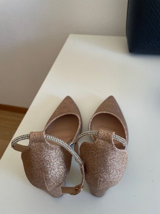 Zapatos dorados de tacón con brillos