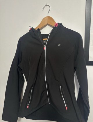 Chaqueta deportiva negra con capucha