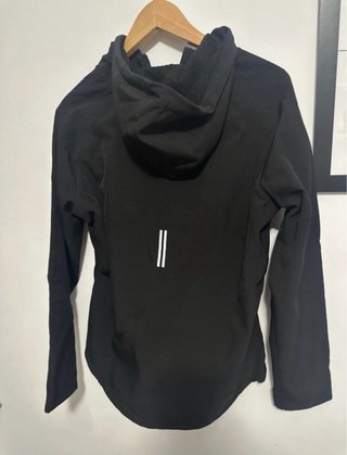 Chaqueta deportiva negra con capucha