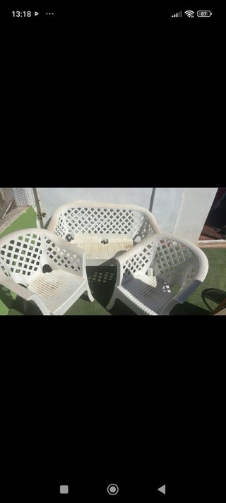 Conjunto de terraza de plástico duro blanco.