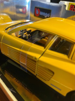 Bburago Ferrari Testarossa 1984 1/18 + Libro