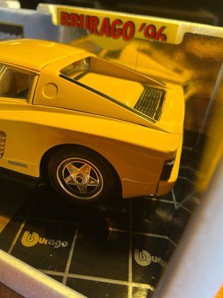 Bburago Ferrari Testarossa 1984 1/18 + Libro