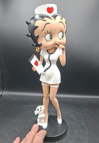 Figura en resina de Betty Boop Enfermera y Pudgy.