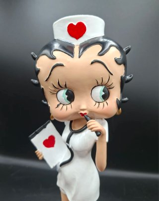 Figura en resina de Betty Boop Enfermera y Pudgy.