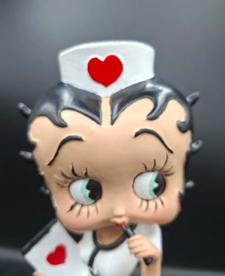 Figura en resina de Betty Boop Enfermera y Pudgy.