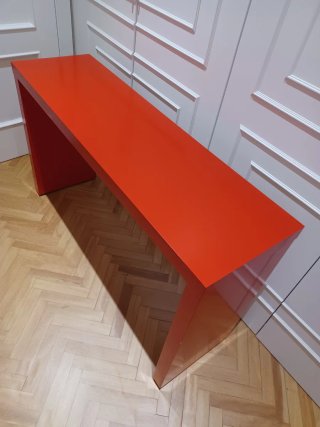 Mesa auxiliar roja con ruedas de ikea