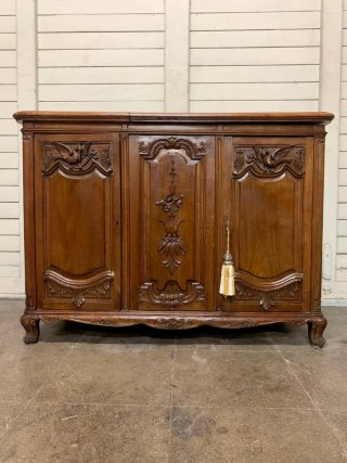 Mueble de madera tallada. Calidad. Antiguo