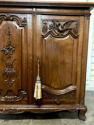 Mueble de madera tallada. Calidad. Antiguo