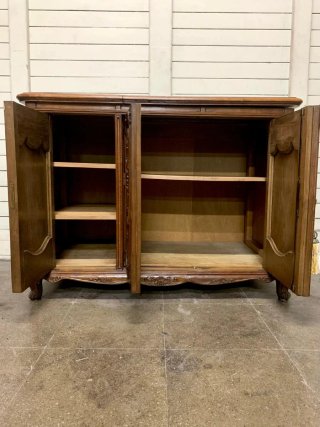 Mueble de madera tallada. Calidad. Antiguo