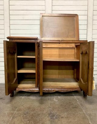 Mueble de madera tallada. Calidad. Antiguo