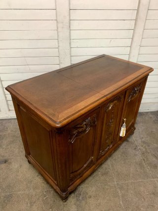 Mueble de madera tallada. Calidad. Antiguo