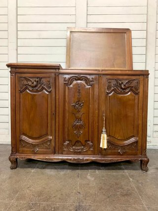 Mueble de madera tallada. Calidad. Antiguo