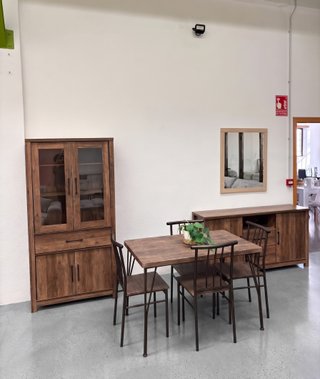 PACK mesa con 4 sillas + vitrina y aparador!