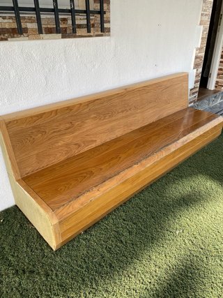 Banco tapizado rojo y madera