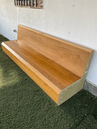 Banco tapizado rojo y madera