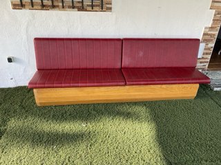 Banco tapizado rojo y madera