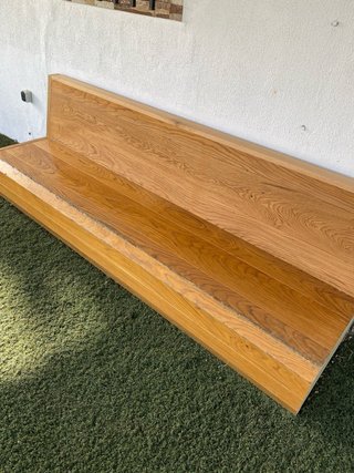 Banco tapizado rojo y madera