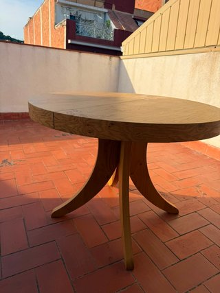 Mesa de comedor ovalada de madera
