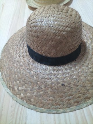 Sombrero de paja beige y marrón