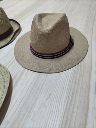 Sombrero de paja beige y marrón