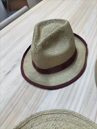 Sombrero de paja beige y marrón