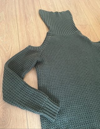 Vestido jersey cuello alto Hollister verde caqui