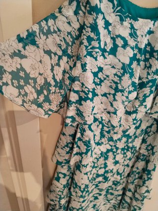 Vestido floral con volantes