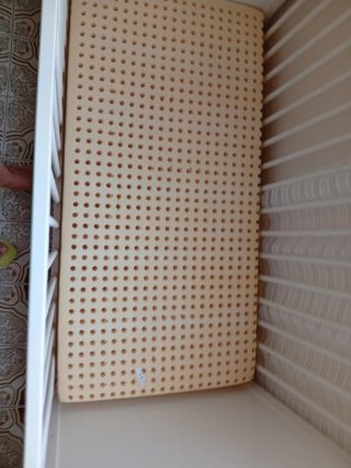 Cuna de madera con colchón de látex. NO ENViO  .