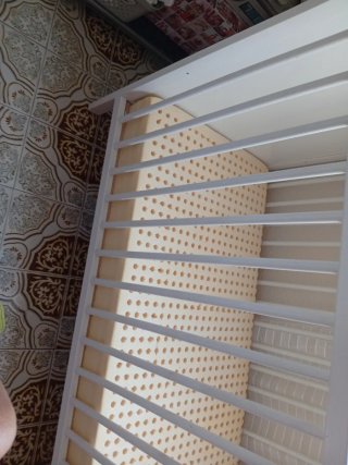 Cuna de madera con colchón de látex. NO ENViO  .