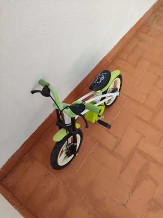 Bicicleta infantil verde y blanca