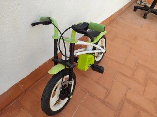Bicicleta infantil verde y blanca